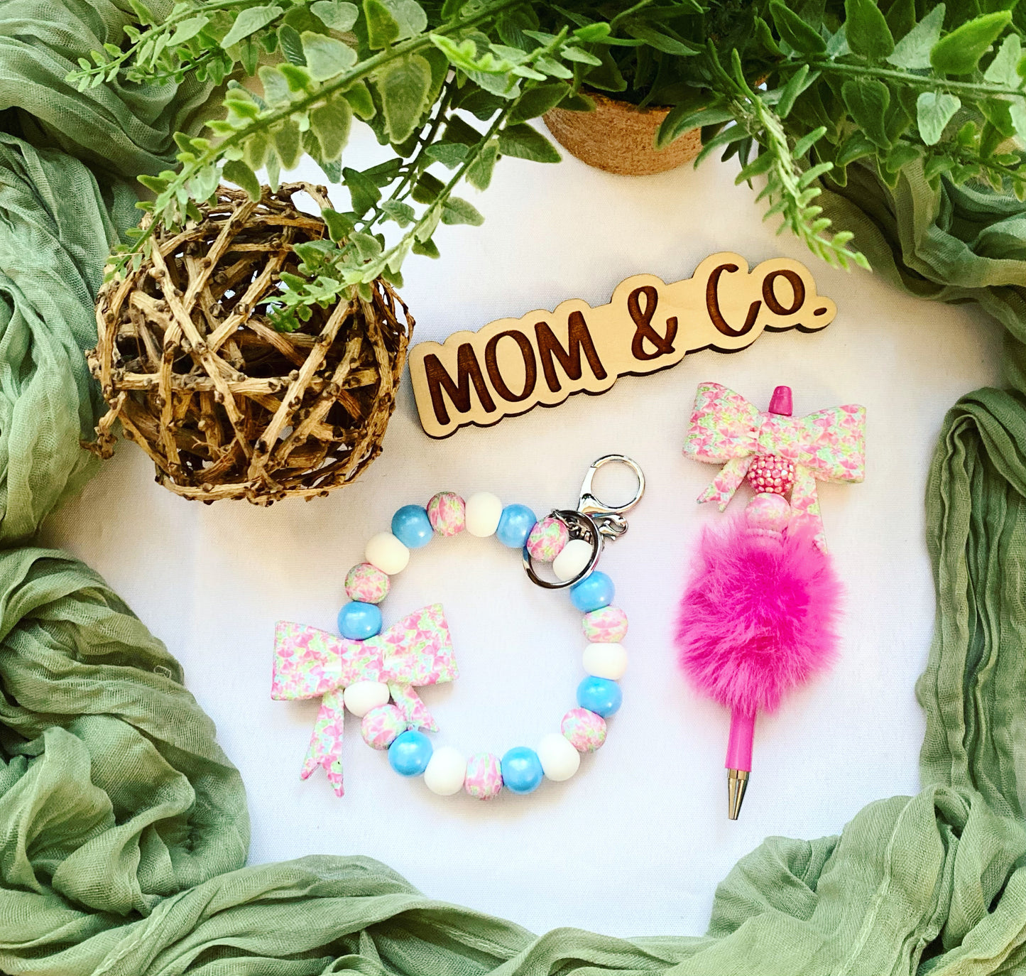 Pink Bow Bead Wristlet and Pen