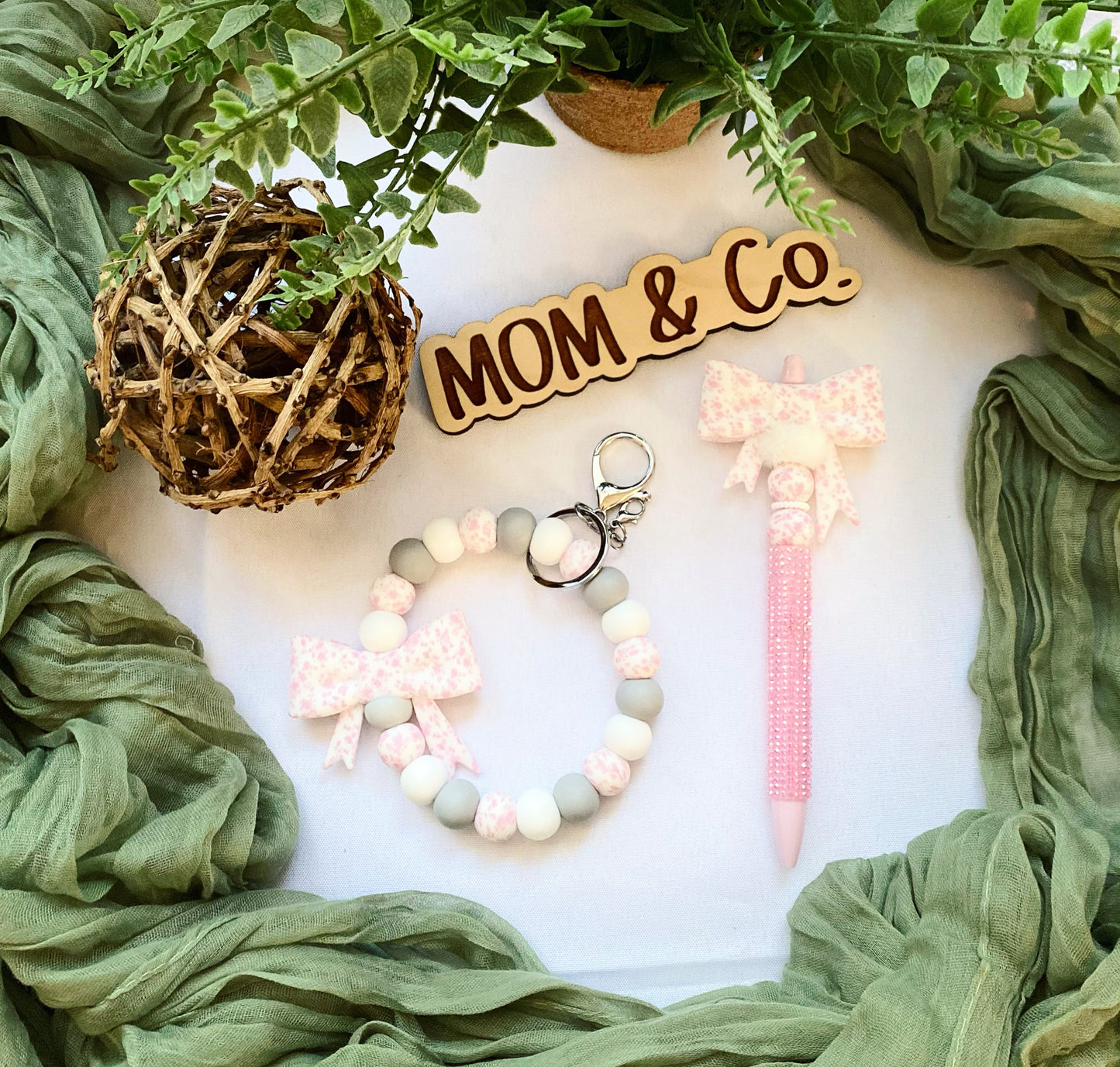 Pink Petal / Gray Bow Bead Wristlet and Pen